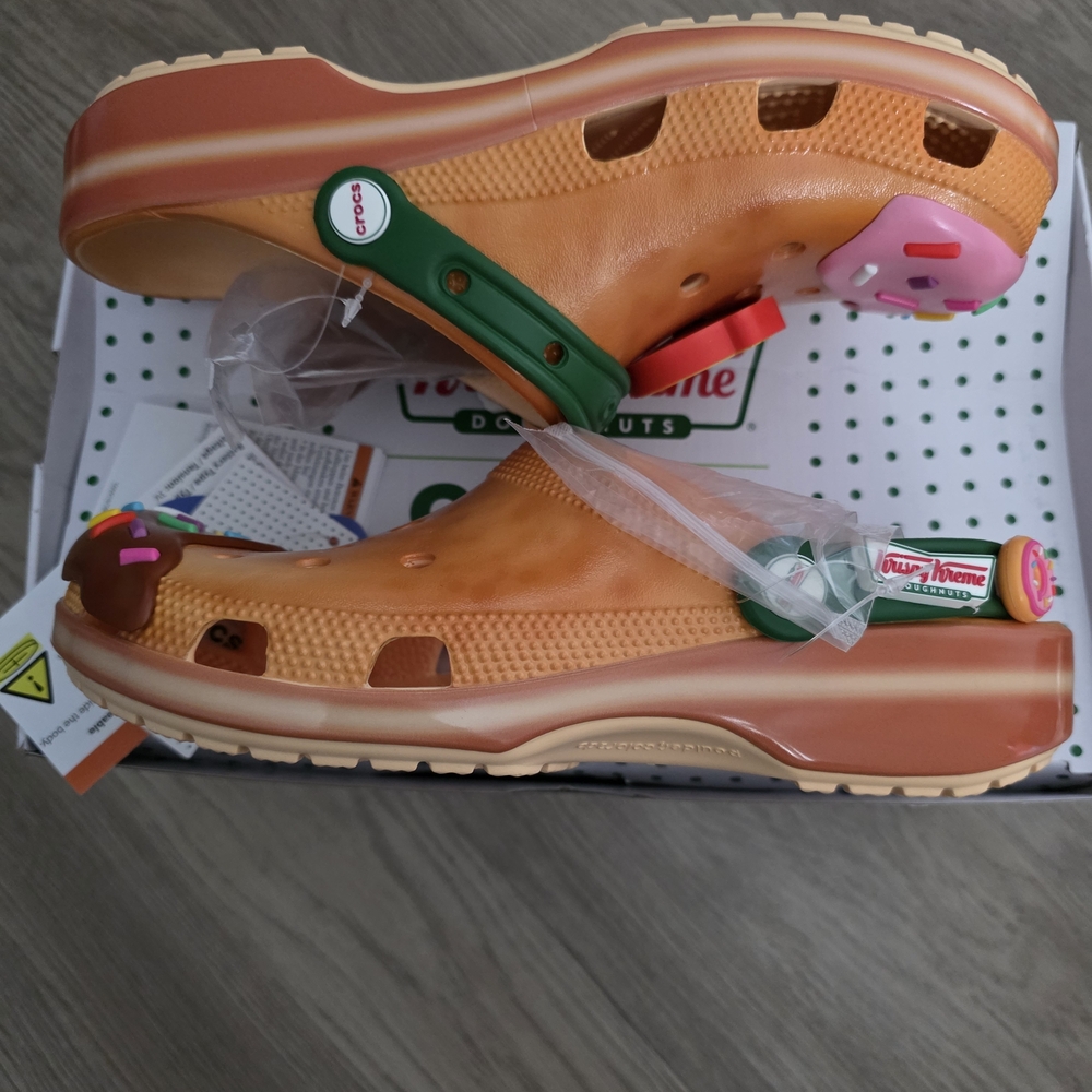 New Crocs Krispy Kreme Classic Clog w/ 1 Missing Bitten Donut Jibbitz 8m 10w